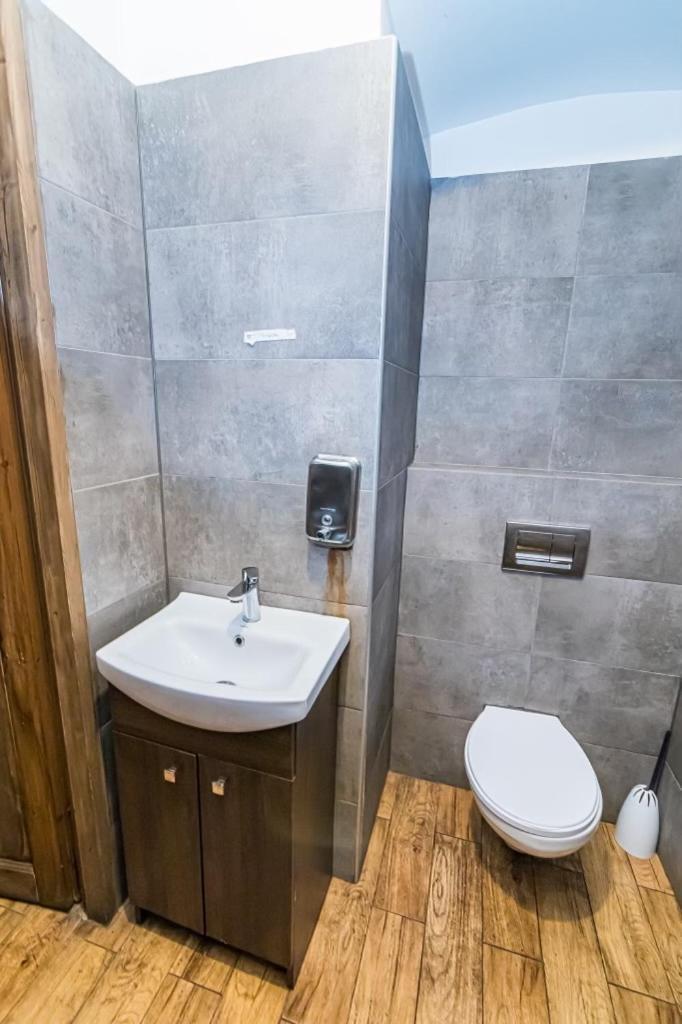 Hotel Bachelor Pad Pax 24 Gentlemen's Power Package